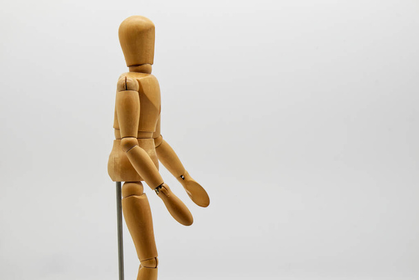 Dřevěná postava izolovaná na bílém pozadí. Dřevěná figurína figuríny. Mezera pro text. - Fotografie, Obrázek