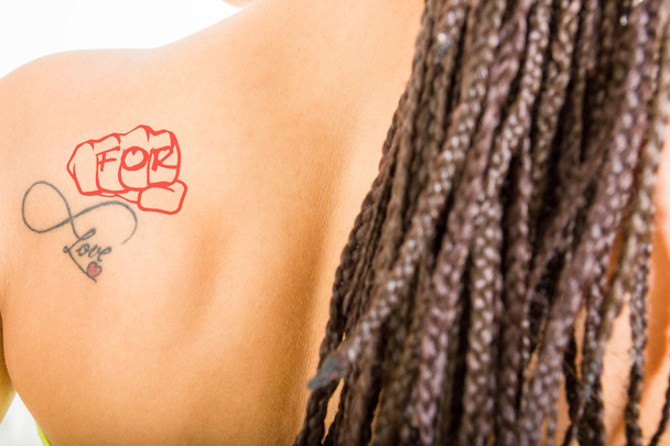 foto di donne muscolose forti indietro con il tatuaggio di amore
 - Foto, immagini