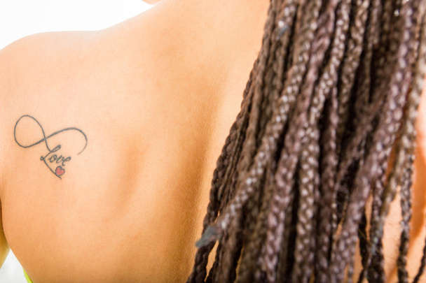 fuerte musculoso mujeres espalda con amor tatuaje que dice amor, fig
 - Foto, Imagen
