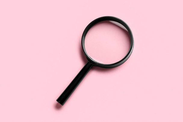 Magnifying glass on pink background - Foto, Imagen