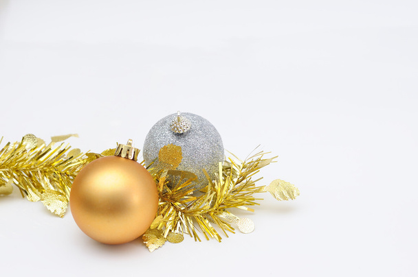 Μπάλα του Chirstmas με Χρυσή κορδέλα για γιορτή και festiva - Φωτογραφία, εικόνα
