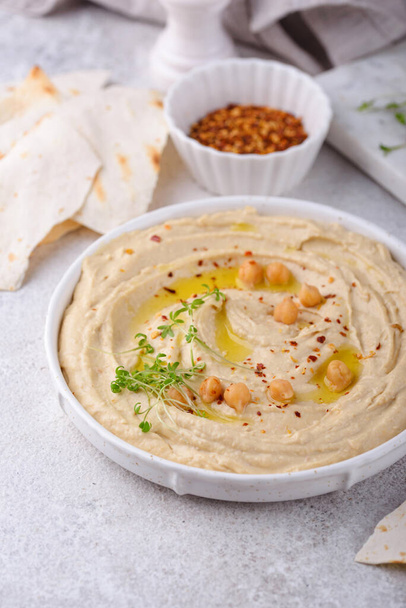 Hummus z ciecierzycy i chleba płaskiego pita. Zdrowe wegetariańskie jedzenie - Zdjęcie, obraz