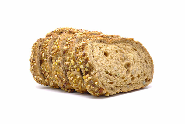 Glutenvrij brood geïsoleerd op witte achtergrond. Snijd multi korrels glutenvrij broodje - Foto, afbeelding
