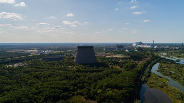 Luftaufnahme unvollendeter Kühltürme für den fünften und sechsten Atomreaktor der dritten Stufe des Kernkraftwerks Tschernobyl. Reaktor unter dem Sarkophag. Ausschlusszone. Strahlung - Foto, Bild