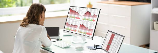 Financial Loss Data. Businesswoman With Stock Loss And Decrease Chart - Φωτογραφία, εικόνα