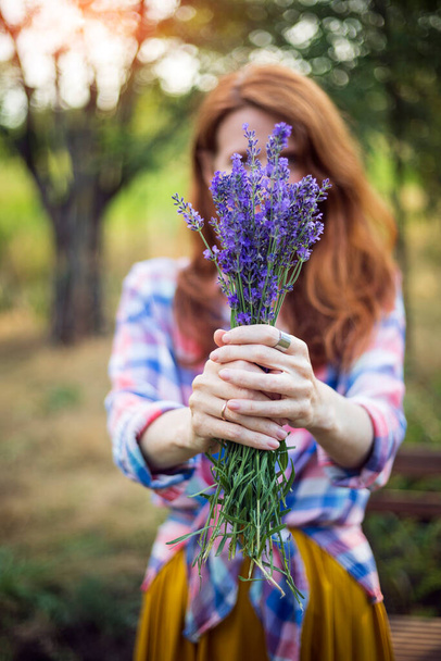 girl holding a bouquet of lavende - Фото, зображення