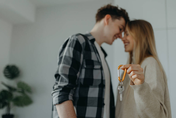 A cheerful young couple in their new apartment. Conception of moving. - Fotoğraf, Görsel