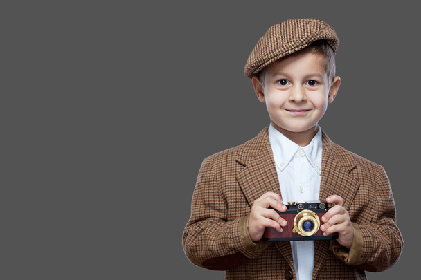 Netter Junge mit alter Fotokamera. - Foto, Bild