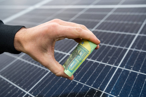 Ekonomik güneş panelleri kurulduktan sonra, projenin sahibi avro olarak ödüyor. Yeşil enerji tasarrufu kavramı - Fotoğraf, Görsel