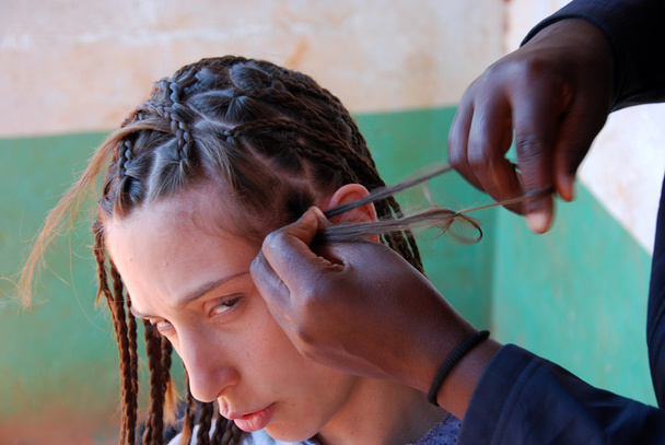 Estilo africano - Uma menina com tranças - Tanzânia - África
 - Foto, Imagem