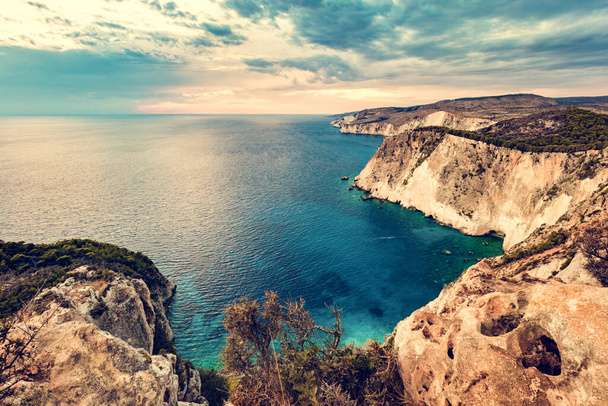 Zakynthos em Greece, em penhascos de Keri e em mar Jonian no por do sol. Marco famoso - Foto, Imagem