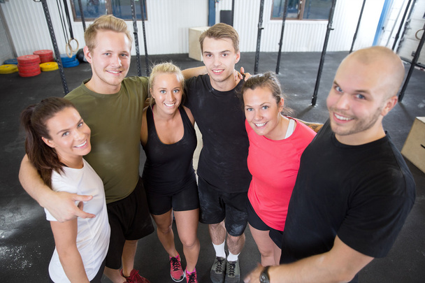 Equipo de entrenamiento de fitness feliz en el gimnasio
 - Foto, imagen