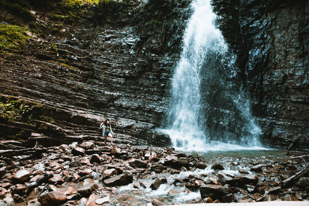 женщина путешественник наслаждается видом водопада копировального пространства - Фото, изображение