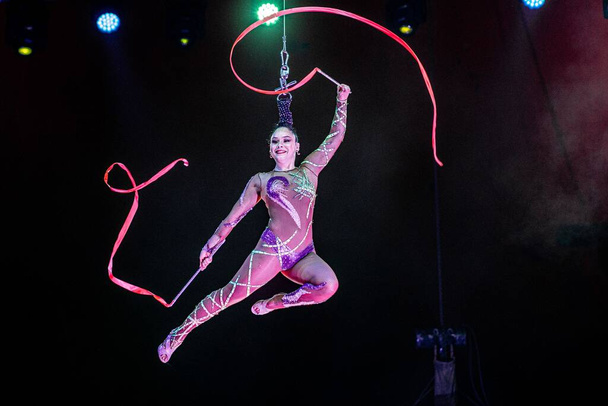 A Circus Act by hair Aerialist in Royal Canadian Circus - Foto, Imagen