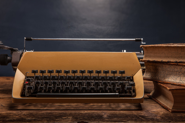 vieille machine à écrire, une pile de livres et beaucoup de créativité
 - Photo, image
