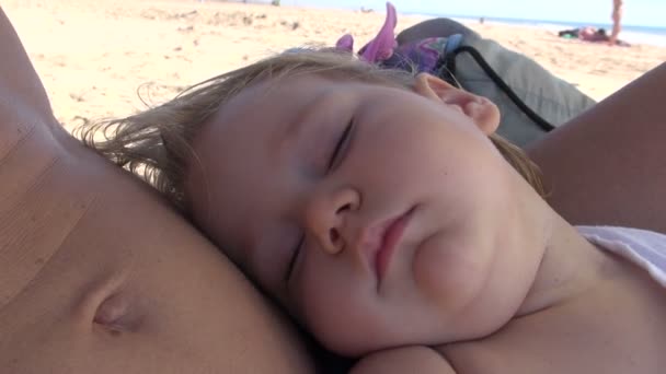 Dítě spí na břiše máma - Záběry, video