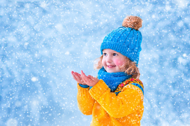 Petite fille attrapant flocons de neige
 - Photo, image
