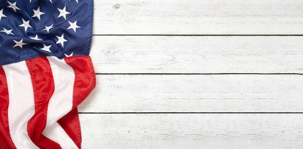 Плоский флаг США на белой деревянной доске, винтажный фон с видом сверху на копировальное пространство. Знамя, минимализм. Американский - Фото, изображение