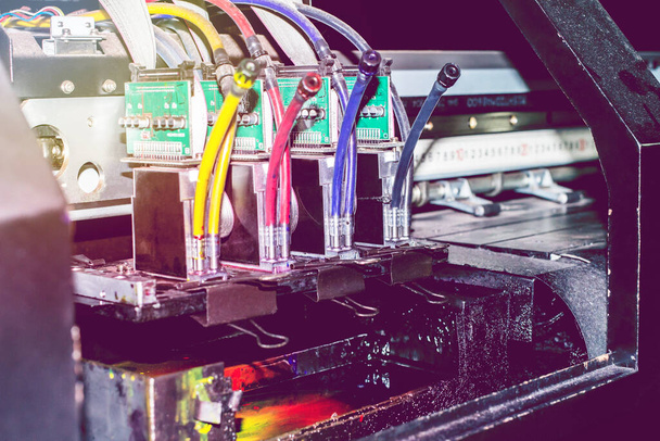 technici Close-up van druppels vloeistof inkjet printers in grote machines en een vuile vlek op wite zonsondergang achtergrond. - Foto, afbeelding