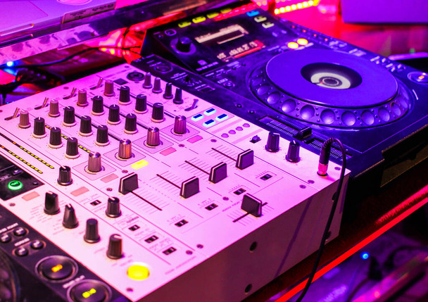 Turntablism draaitafels plaat mixer nacht feest pub close-up achtergrond. - Foto, afbeelding