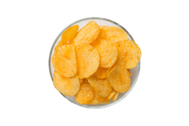 вкусные картофельные чипсы в миске изолированы на белом фоне, плоский лежал Вид сверху. - Фото, изображение