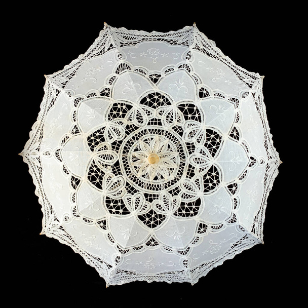 Klasický bílý pletený deštník. svatební deštník na černém izolovaném pozadí - Fotografie, Obrázek