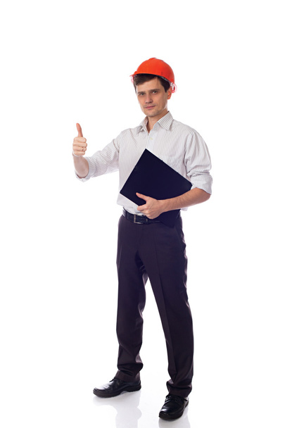 Hombre con camisa casco de construcción naranja sosteniendo carpeta negra
 - Foto, imagen
