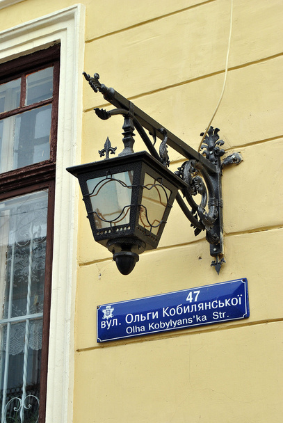 Uma velha lanterna na rua Olga Kobylianska em Chernivtsi
 - Foto, Imagem