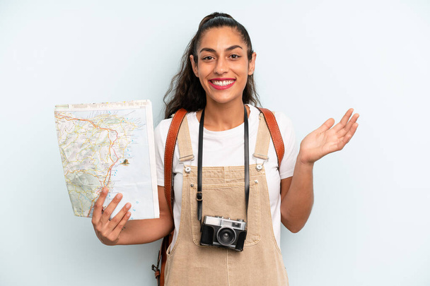 hispanic woman feeling happy, surprised realizing a solution or idea. tourist with a map - Foto, afbeelding