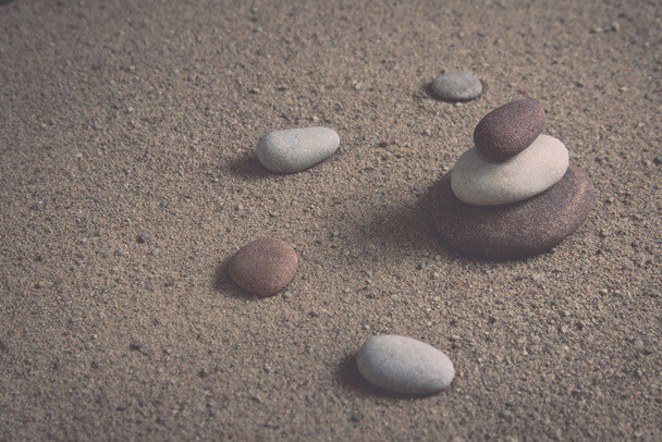 Zen kert homok hullámok és a szikla szobrok. Vintage. - Fotó, kép