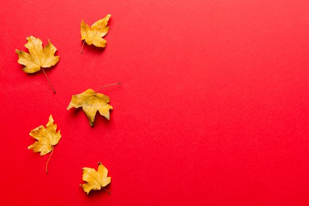 Composición de otoño. Patrón hecho de hojas secas y otros accesorios de diseño en la mesa. Piso tendido, vista superior. - Foto, Imagen