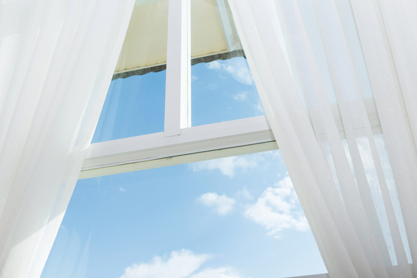 weißer Vorhang am Fenster mit blauem Himmel - Foto, Bild