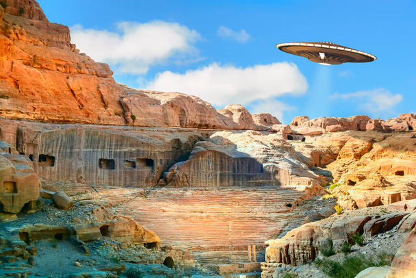 UFO fliegt über die in der Rosenstadt Petra, Jordanien, gemeißelten Höhlenwohnungen. Eines der neuen sieben Weltwunder - Foto, Bild