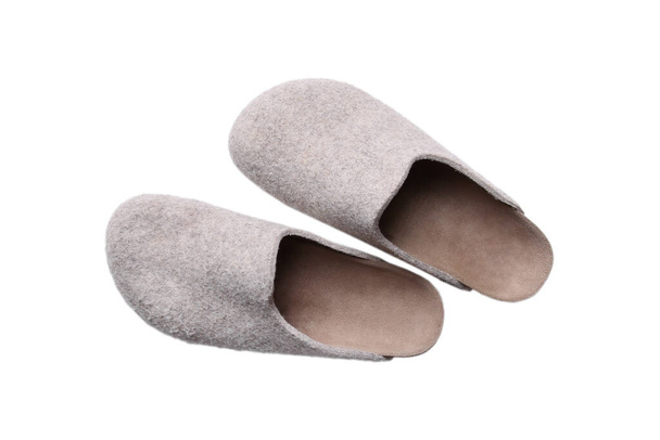 Par de suaves zapatillas de fieltro o lana aisladas sobre fondo blanco vista superior. - Foto, Imagen