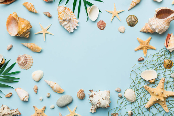 Summer time concept Flat lay composition with beautiful starfish and sea shells on colored table, top view with copy space for text. - Foto, Bild