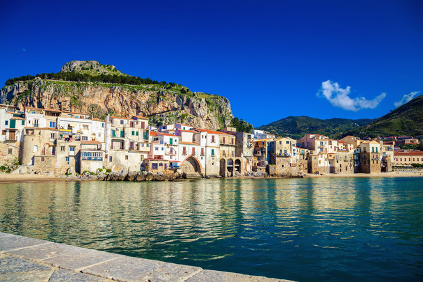Видом на гавань Cefalu, Сицилія - Фото, зображення