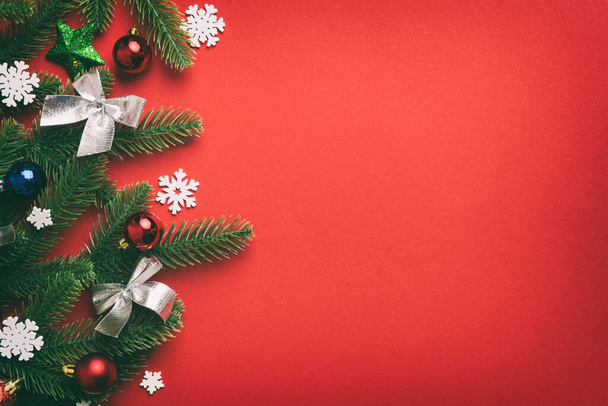 モミの枝やクリスマスの装飾とクリスマスの背景。トップ表示、テキストのコピースペース. - 写真・画像