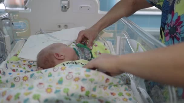 Ένα νεογέννητο στο νοσοκομείο αναπνέει μέσα σε μάσκα οξυγόνου.. - Πλάνα, βίντεο