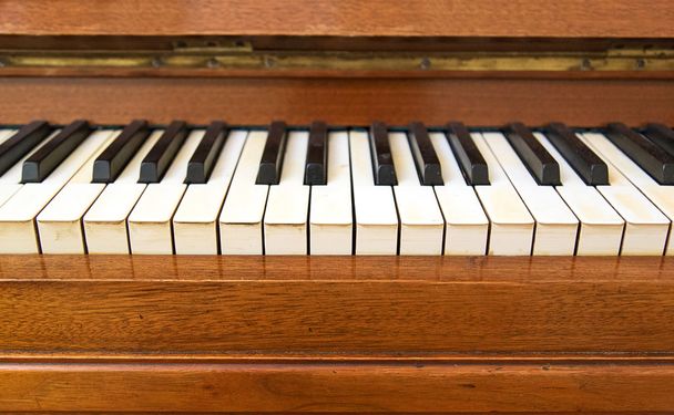 Close-up van antieke piano toetsen - Foto, afbeelding