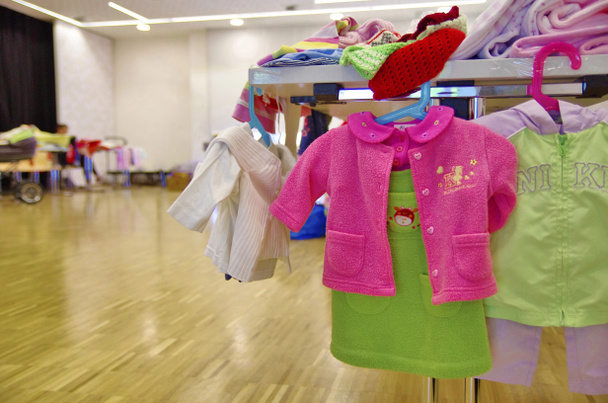 Bazar de vêtements pour enfants
 - Photo, image