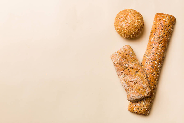 Panes naturales caseros. Diferentes tipos de pan fresco como fondo, vista superior con espacio de copia. - Foto, imagen