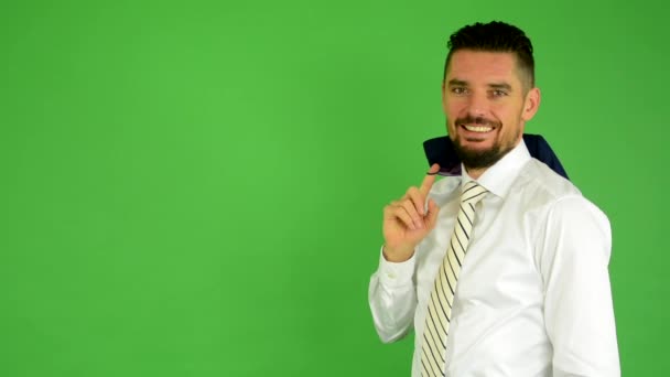 Homme d'affaires sourit (homme d'affaires a sa veste sur son épaule) - écran vert - studio
 - Séquence, vidéo