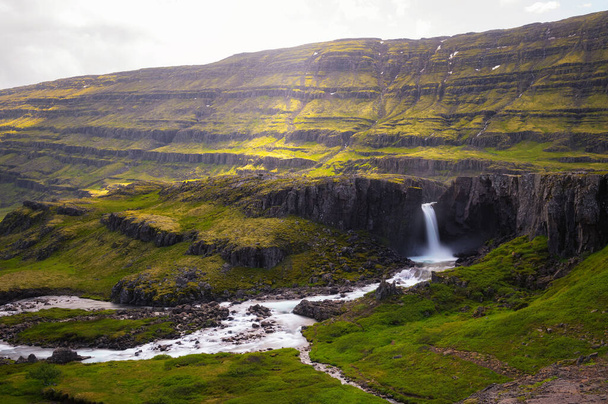 Vue aérienne de la cascade Folaldafoss dans la rivière Berufjardara située à l'est de l'Islande. Longue exposition. - Photo, image