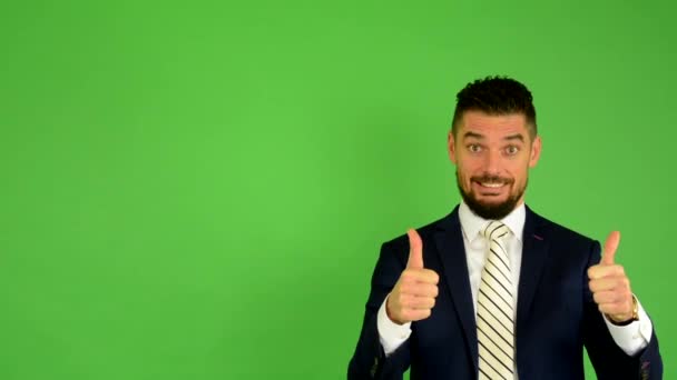 Ο άνθρωπος των επιχειρήσεων εμφανίζει αντίχειρες σε συμφωνία - πράσινη οθόνη - στούντιο - Πλάνα, βίντεο