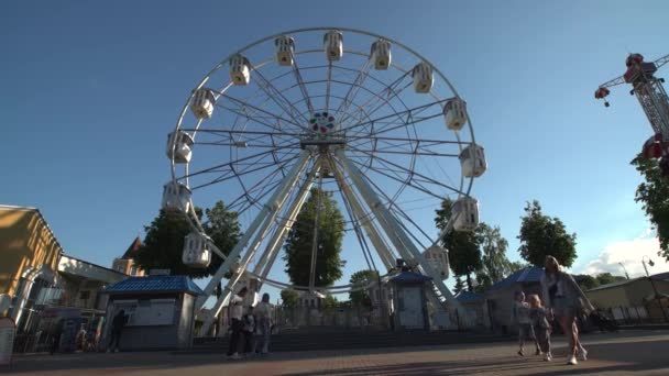  Popular attraction in the park - ferris wheel in the background - Footage, Video