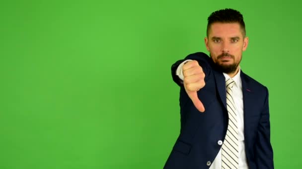 Hombre de negocios muestra el pulgar en desacuerdo - pantalla verde - estudio
 - Metraje, vídeo