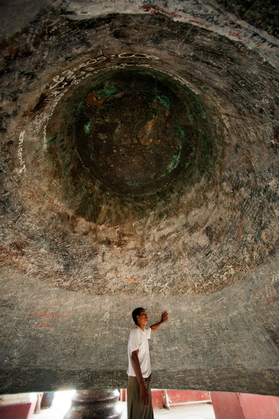 Człowiek wewnątrz dzwon Mingun w Myanmar. - Zdjęcie, obraz