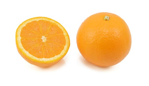Naranja entera y media fruta mostrando sección transversal
 - Foto, imagen