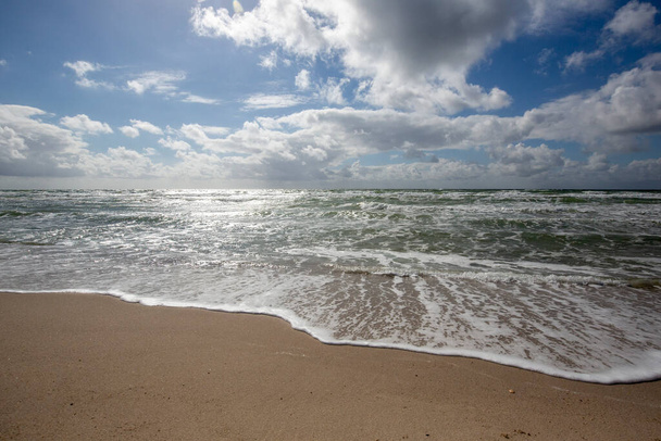 Sylt- View  to waves Sylt, at Wenningstedt Beach, Germany, 13.06.2022 - 写真・画像