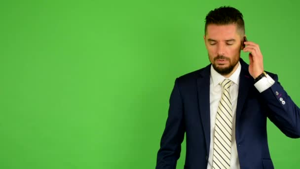 Business man phone (serious face) - green screen - studio - Footage, Video